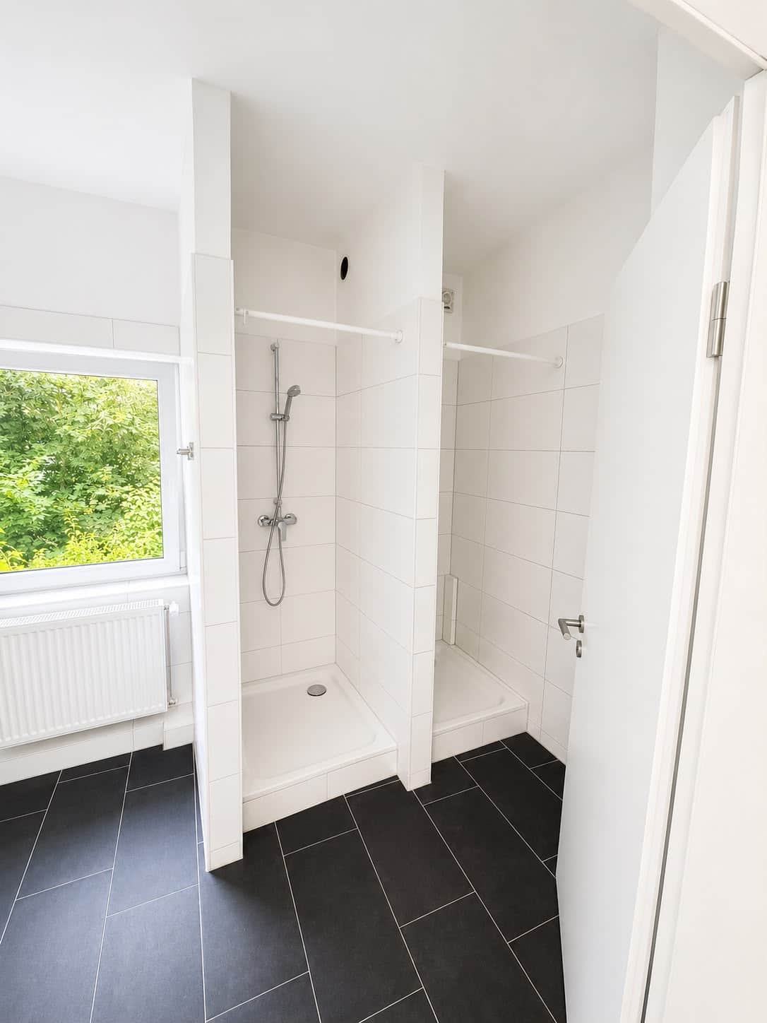 Zweite Gemeinschaftsdusche mit Tageslicht