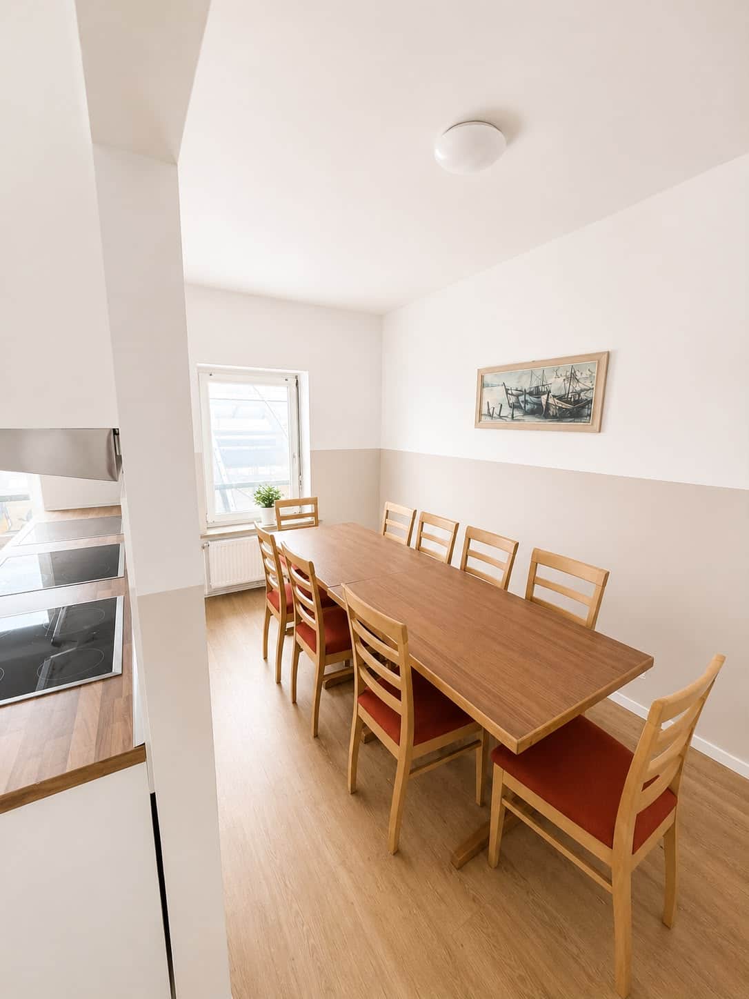 Gemeinsamer Essbereich mit großem Esstisch im Boardinghouse Hamburg