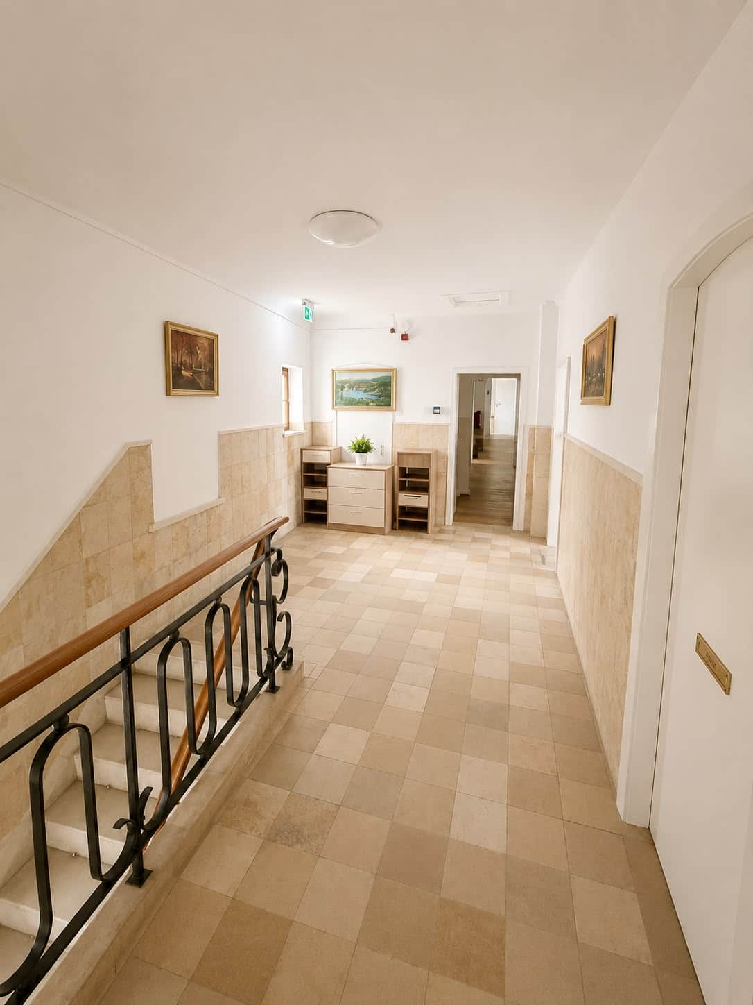 Gepflegter, heller Flur mit Fliesenboden im Elbe Hostel Hamburg