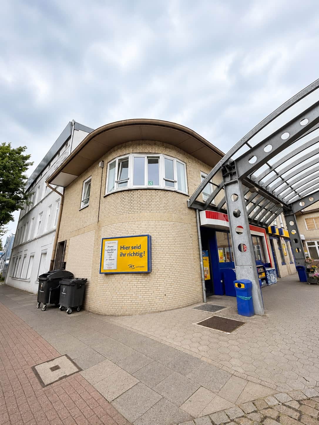 Außenansicht des Elbe Hostel Hamburg an der JET-Tankstelle