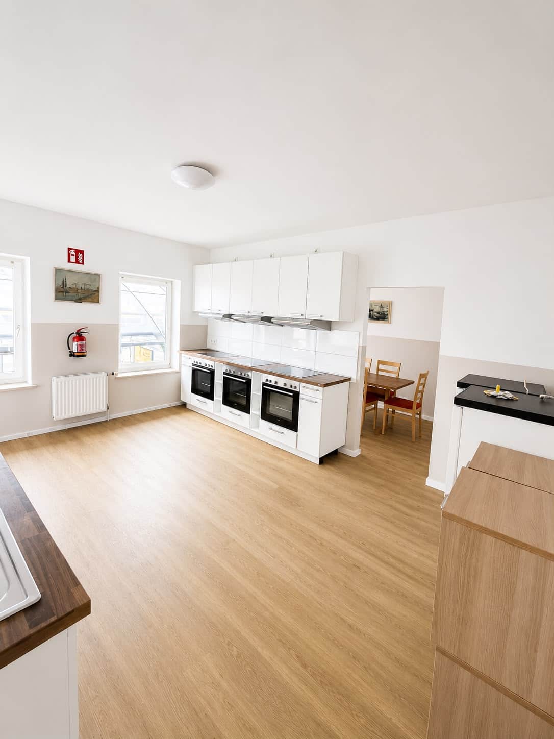 Moderne Gemeinschaftsküche der Monteurunterkunft Hamburg mit Ofen und Kochfeld