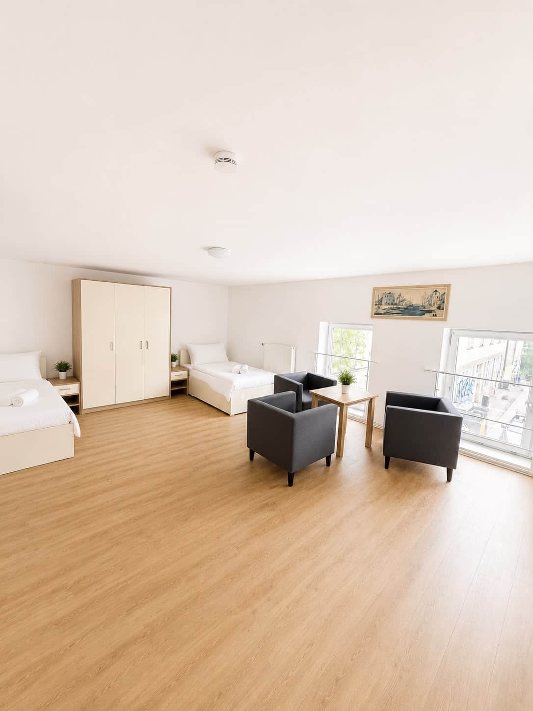 Helles Dreibettzimmer mit Sitzecke – Firmenunterkunft Hamburg