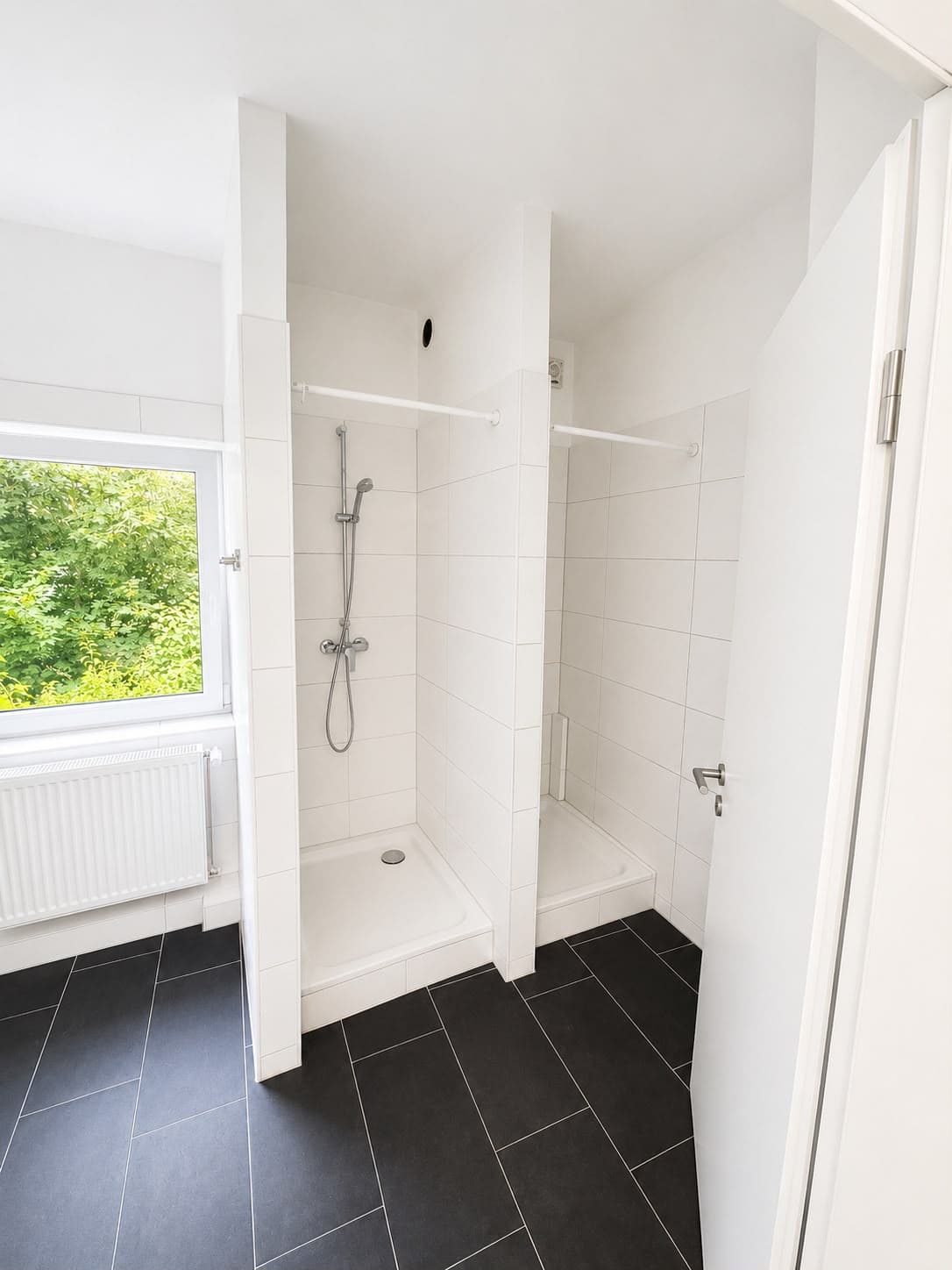 Zweite Gemeinschaftsdusche mit Tageslicht
