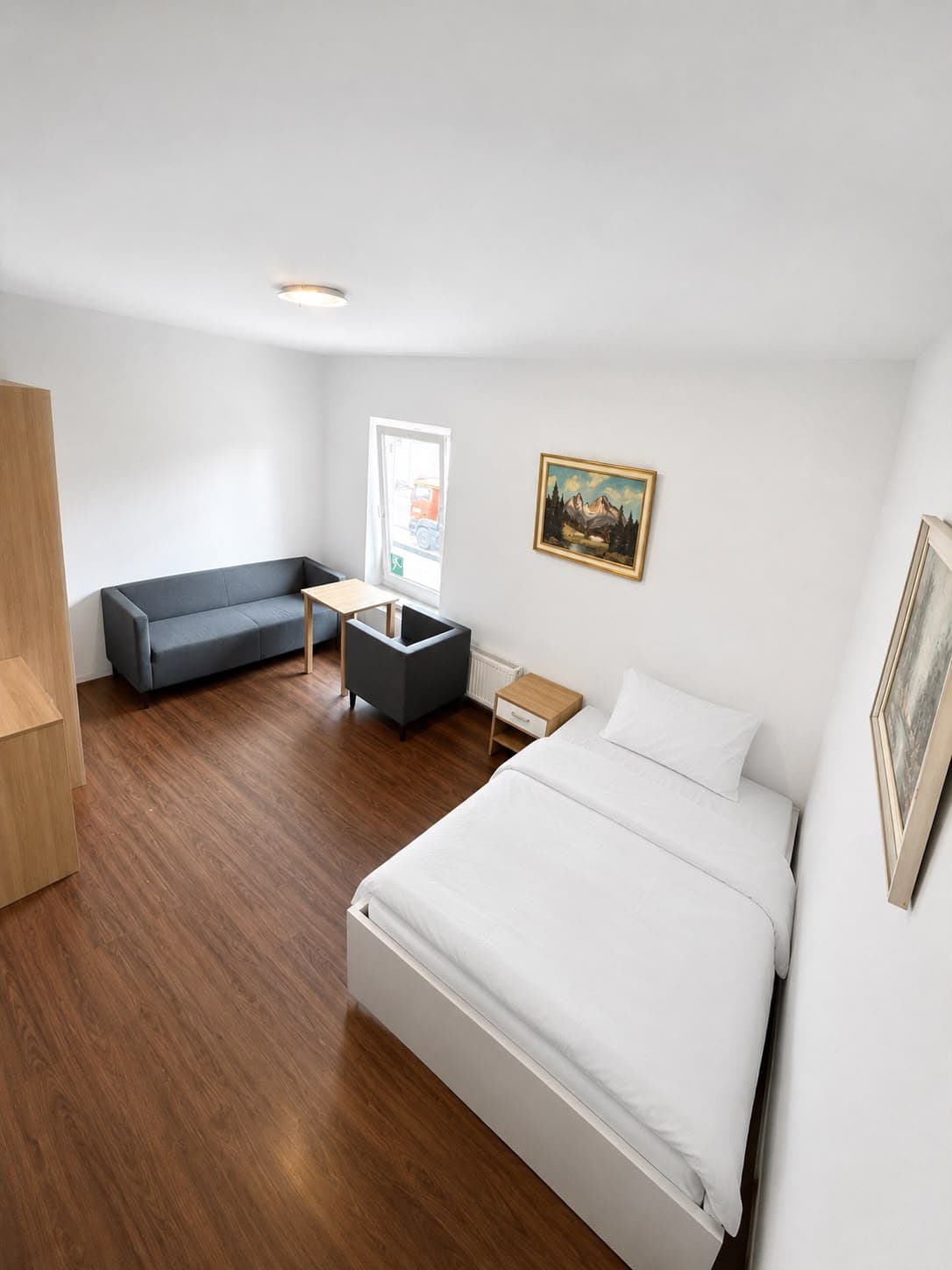Möbliertes Einzelzimmer im Elbe Hostel Hamburg – Monteurzimmer in Hamburg-Harburg